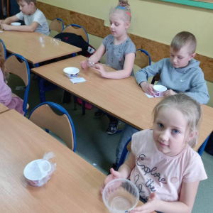 pokaż obrazek - Uczniowie sieją rzeżuchę