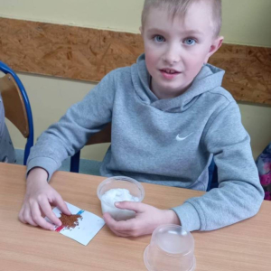 pokaż obrazek - Uczniowie sieją rzeżuchę