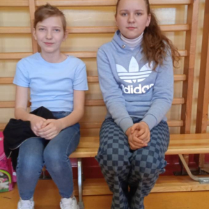 pokaż obrazek - Uczniowie w niebieskich barwach
