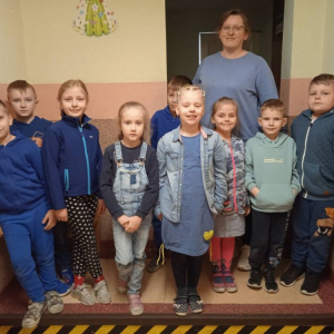 pokaż obrazek - Uczniowie w niebieskich barwach