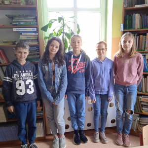 pokaż obrazek - Uczniowie w niebieskich barwach