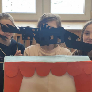 pokaż obrazek - Teatr cieni w wykonaniu uczniów
