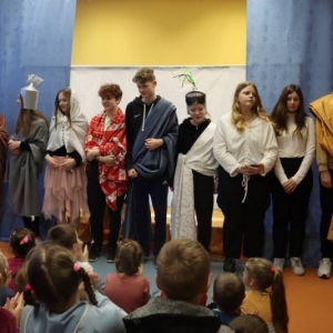 pokaż obrazek -  Droga krzyżowa w formie teatru cieni