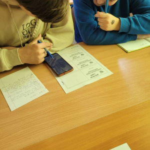pokaż obrazek - Uczniowie wypełniają karty pracy