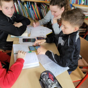 pokaż obrazek - Uczniowie wypełniają karty pracy