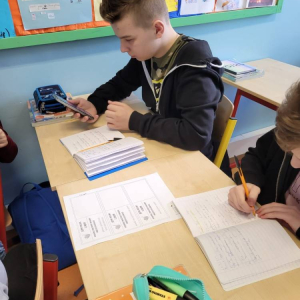 pokaż obrazek - Uczniowie wypełniają karty pracy