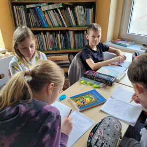 pokaż obrazek - Uczniowie wypełniają karty pracy