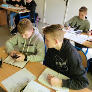 pokaż obrazek - Uczniowie wypełniają karty pracy