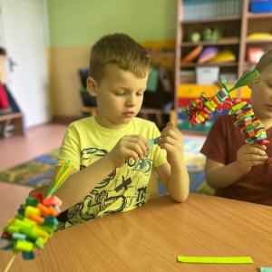 pokaż obrazek - Dzieci wykonują pracę plastyczną