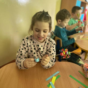 pokaż obrazek - Dzieci wykonują pracę plastyczną