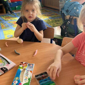 pokaż obrazek - Dzieci wykonują pracę plastyczną
