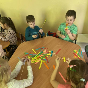 pokaż obrazek - Dzieci wykonują pracę plastyczną