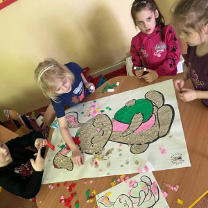 pokaż obrazek - Dzieci wykonują pracę plastyczną
