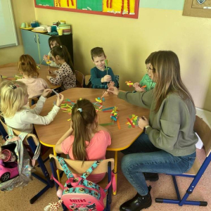 pokaż obrazek - Dzieci wykonują pracę plastyczną
