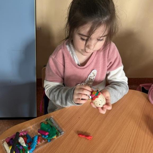 pokaż obrazek - Dzieci wykonują pracę plastyczną