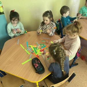 pokaż obrazek - Dzieci wykonują pracę plastyczną