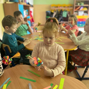 pokaż obrazek - Dzieci wykonują pracę plastyczną