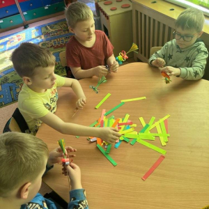 pokaż obrazek - Dzieci wykonują pracę plastyczną