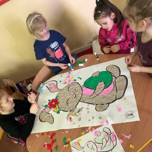 pokaż obrazek - Dzieci wykonują pracę plastyczną