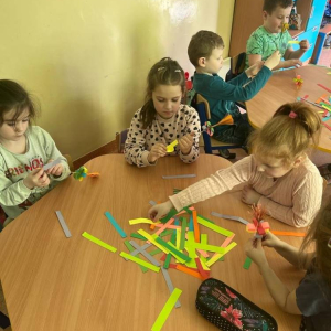 pokaż obrazek - Dzieci wykonują pracę plastyczną