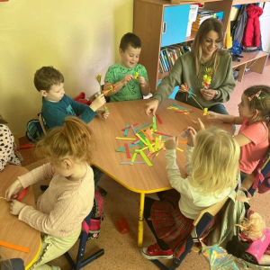 pokaż obrazek - Dzieci wykonują pracę plastyczną