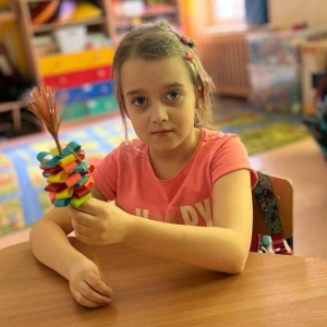 pokaż obrazek - Dzieci wykonują pracę plastyczną