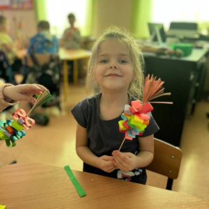 pokaż obrazek - Dzieci wykonują pracę plastyczną