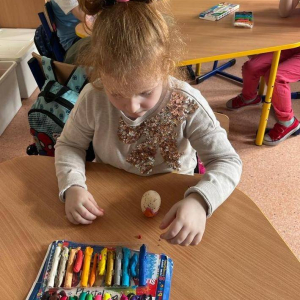 pokaż obrazek - Dzieci wykonują pracę plastyczną