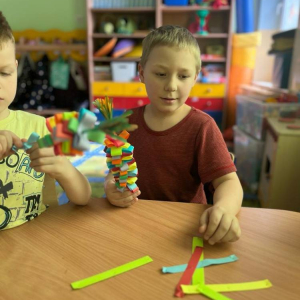 pokaż obrazek - Dzieci wykonują pracę plastyczną