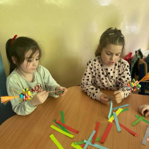 pokaż obrazek - Dzieci wykonują pracę plastyczną