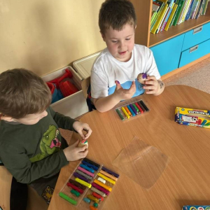 pokaż obrazek - Dzieci wykonują pracę plastyczną