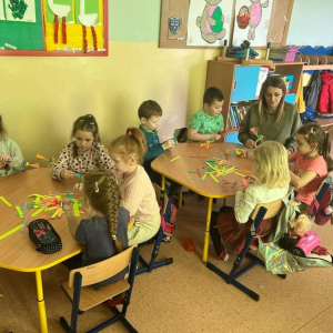 pokaż obrazek - Dzieci wykonują pracę plastyczną