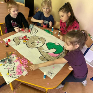 pokaż obrazek - Dzieci wykonują pracę plastyczną