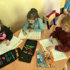 pokaż obrazek - Dzieci wykonują pracę plastyczną
