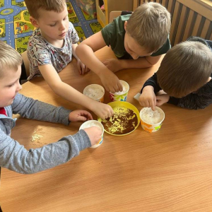 pokaż obrazek - Dzieci sieją rzeżuchę