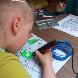 pokaż obrazek - Uczniowie wykonują pracę plastyczną