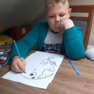 pokaż obrazek - Uczniowie wykonują pracę plastyczną