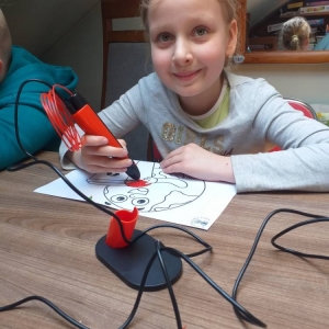 pokaż obrazek - Uczniowie wykonują pracę plastyczną