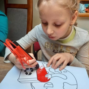 pokaż obrazek - Uczniowie wykonują pracę plastyczną