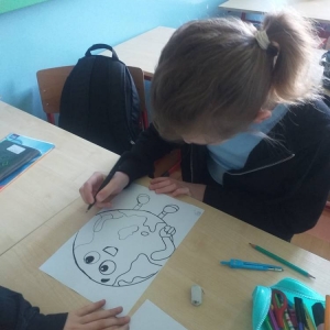 pokaż obrazek - Uczniowie wykonują pracę plastyczną