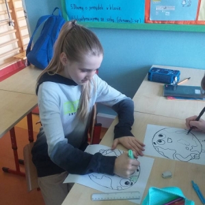 pokaż obrazek - Uczniowie wykonują pracę plastyczną