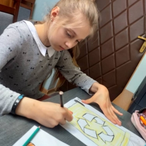 pokaż obrazek - Uczniowie wykonują pracę plastyczną