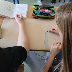 pokaż obrazek - Uczniowie przygotowują obrazki