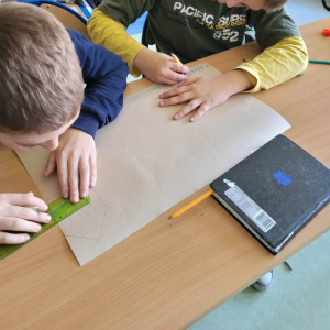 pokaż obrazek - Uczniowie przygotowują obrazki