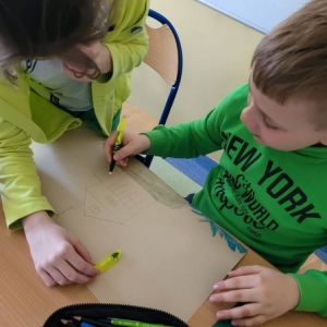 pokaż obrazek - Uczniowie przygotowują obrazki