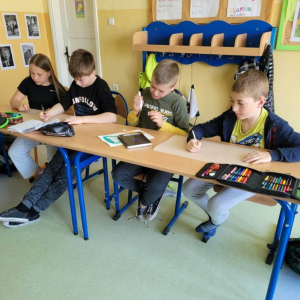 pokaż obrazek - Uczniowie przygotowują obrazki