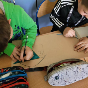 pokaż obrazek - Uczniowie przygotowują obrazki