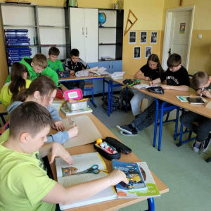 pokaż obrazek - Uczniowie przygotowują obrazki
