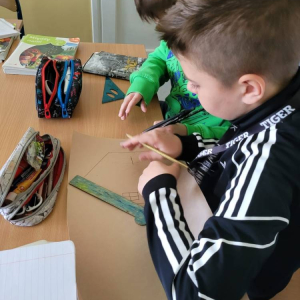 pokaż obrazek - Uczniowie przygotowują obrazki