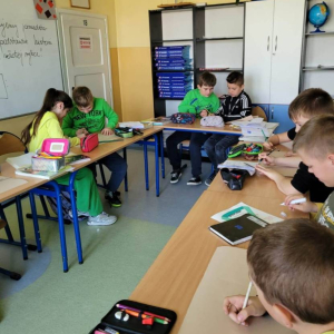 pokaż obrazek - Uczniowie przygotowują obrazki